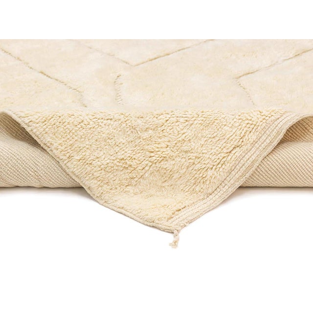 Elegant hand-knotted wool rug with a handwoven abstract pattern in Ivory tones. Ideal for any space seeking a touch of...