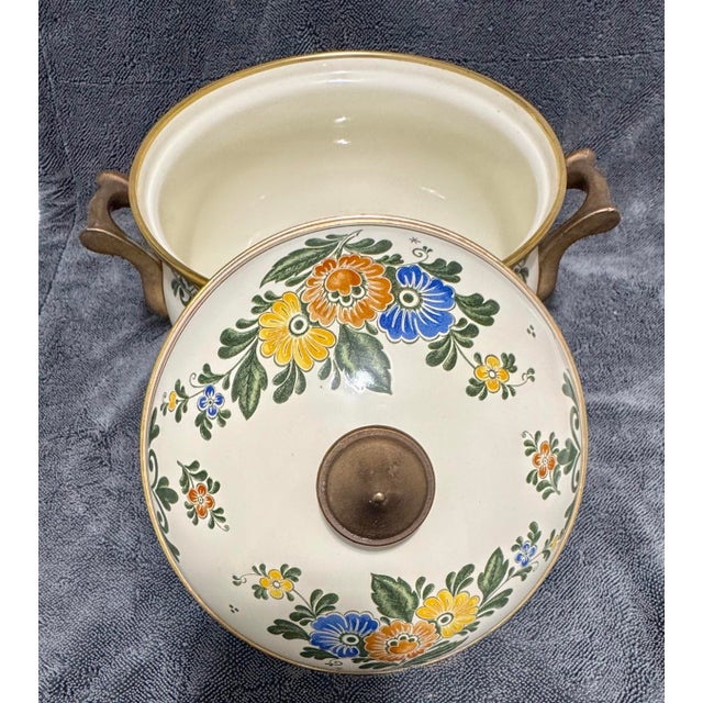 Up for sale is a beautiful vintage 1980s ASTA enamelware 2-quart casserole dish/Dutch oven featuring the highly...