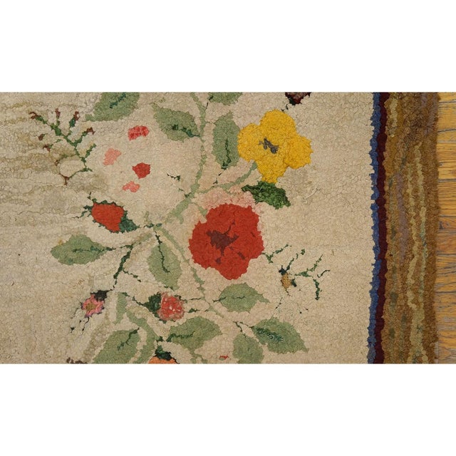 Allover Floral 1930s American Hooked Antique Beige Folk Art Woven Wool Rug For Sale In New York - Image 6 of 8
