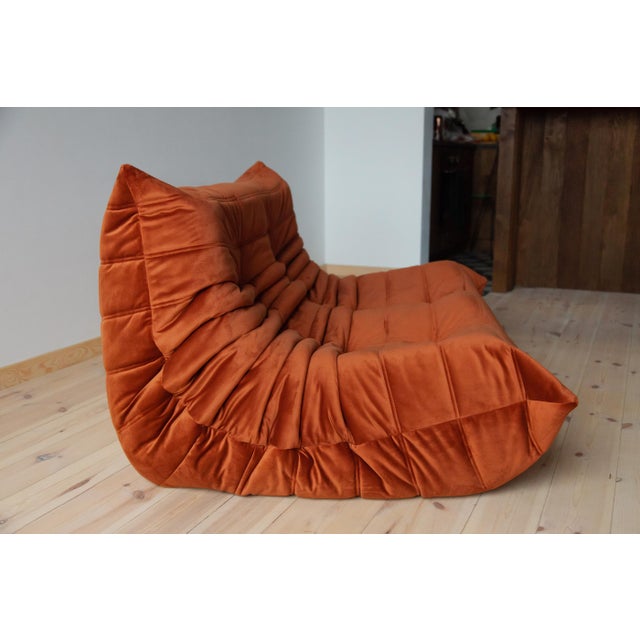 1970s Togo Two-Seater Sofa in Amber Orange Velvet by Michel Ducaroy for Ligne Roset, 1973 For Sale - Image 5 of 7