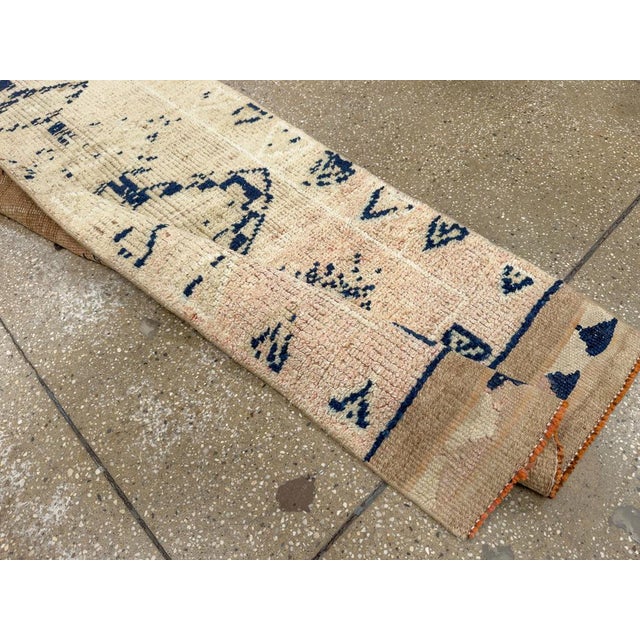 Galerie Shabab Collection Mid-20th Century Turkish Anatolian Runner For Sale - Image 9 of 10