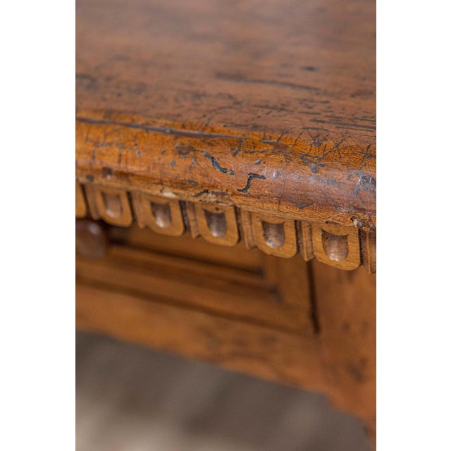 Tuscan 1790s Walnut Refectory Table with Carved Scoop Motifs and Turned Legs For Sale - Image 16 of 18