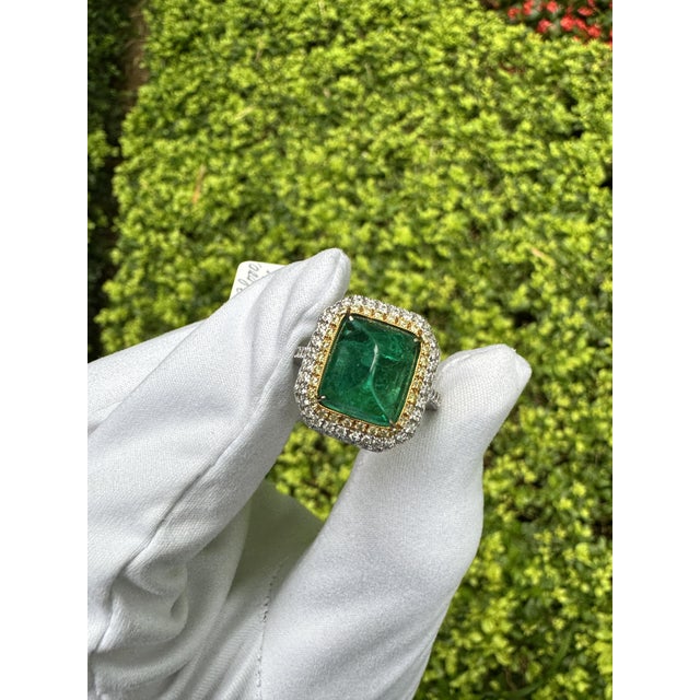 Metal 4.49 Carat Sugarloaf Cabochon Cut Colombian Emerald and Diamond Halo Ring in 18k, Size 6.75 For Sale - Image 7 of 10