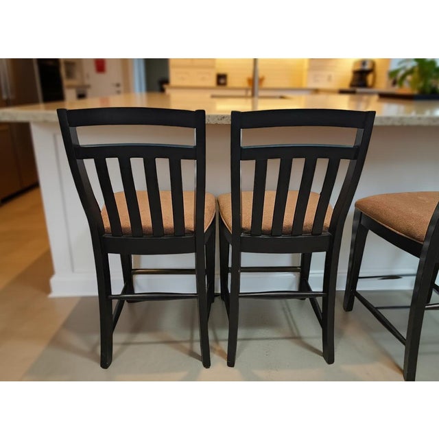 Farmhouse Set of 4 Black Counter-Height Slat Back Chairs With Brown Upholstered Seats – Modern Farmhouse Bar Stools For Sale - Image 3 of 8