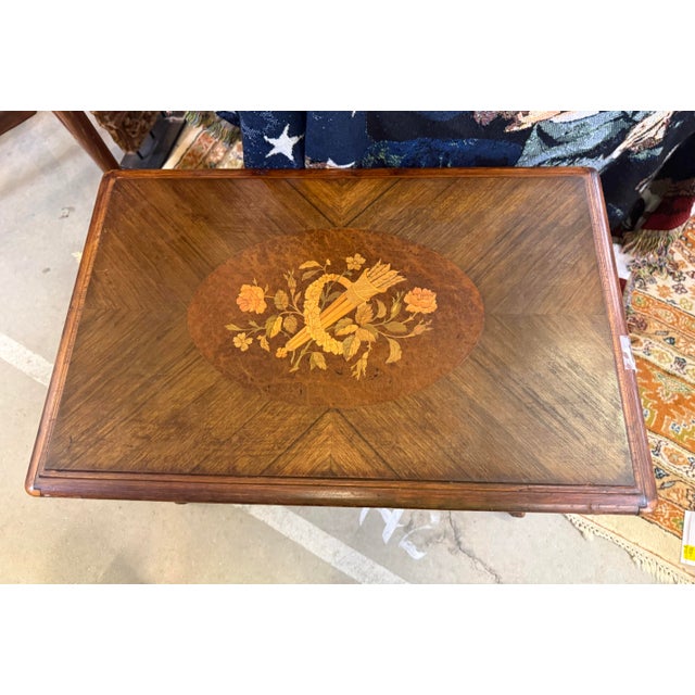 American Vanleigh Ny Mahogany End Table Oval Floral Marquetry Inlay & Cabriole Legs For Sale - Image 3 of 10