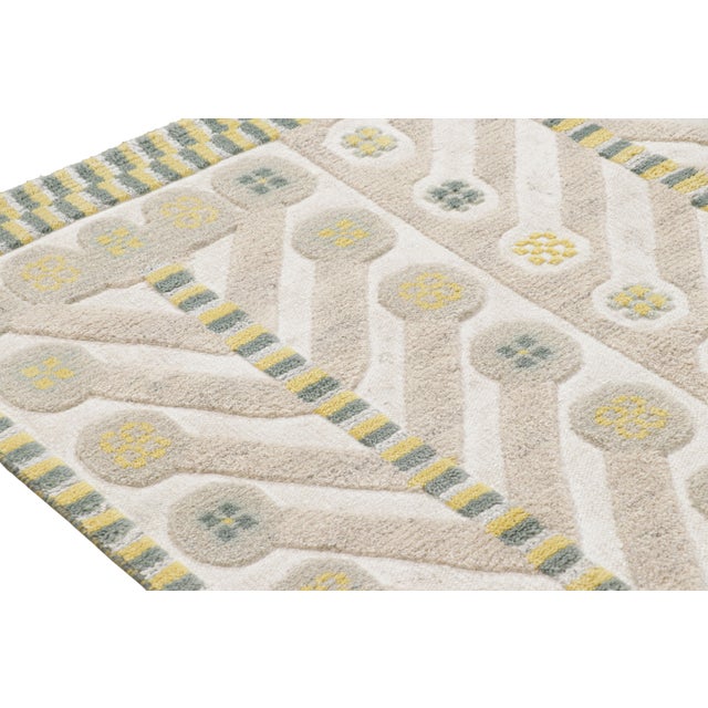 Mid-Century Modern Rug & Kilim’s Scandinavian Style Rug in Off-White and Beige Geometric Patterns - 10x14 For Sale - Image 3 of 8