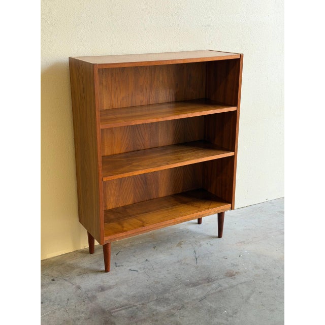 1960s Mid-Century Danish Modern Teak Bookcase Cabinet – Open Shelving 1960s For Sale - Image 5 of 7