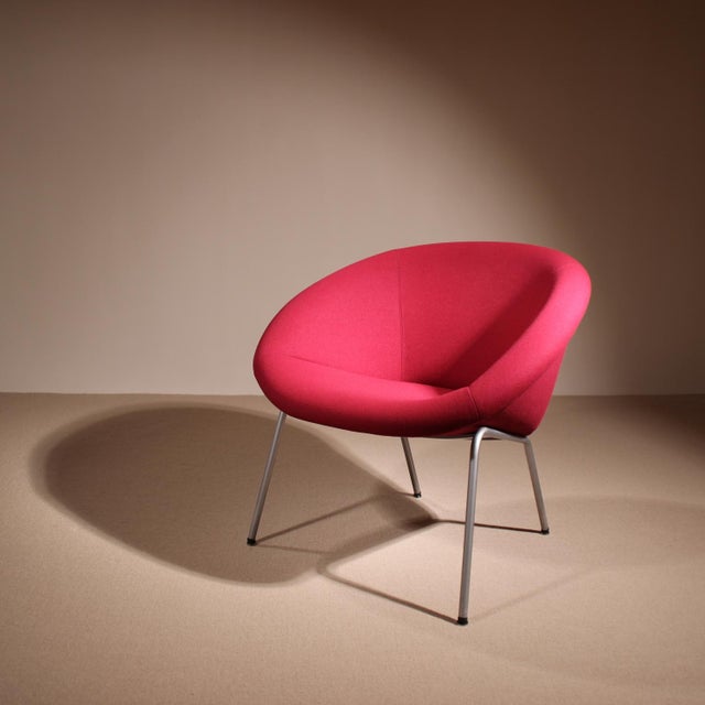 ​A timeless modern classic: the Model 369 armchair, designed by the Walter Knoll Team in 1956. This compact bucket chair...