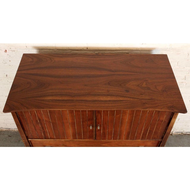 Mid 20th Century Walnut Hiboy Dresser by Harmony House For Sale In New York - Image 6 of 16