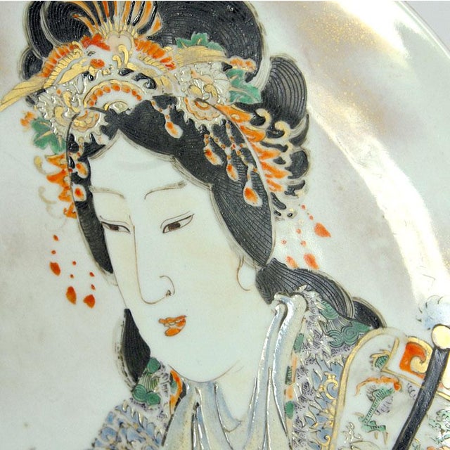 Hand Painted Japanese Porcelain Meiji Plate, 1890s, in Very Good conditions. Designed 1890 to 1919