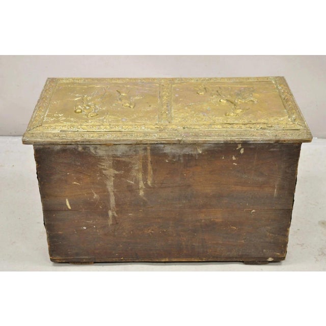 Antique English Victorian Brass Figural Repousse Coal Bin Storage Blanket Chest For Sale - Image 11 of 12