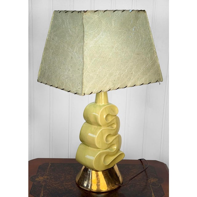1950s Mid-Century Atomic Green & Gold Ribbon Candy Table Lamp W/ Fiberglass Shade For Sale - Image 5 of 13