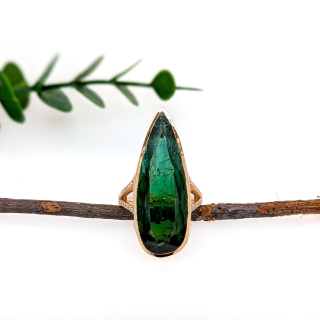 17.65ct Chrome Tourmaline Ring With Pave Diamond Split Shank in 14k Gold | Pe 34x12, Size 6.75 For Sale - Image 4 of 5