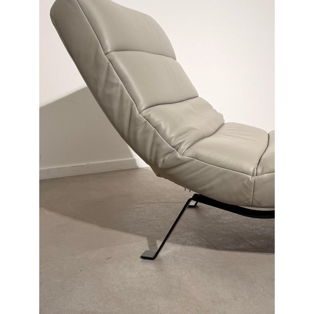 Modern Chaise Lounge in Leather For Sale - Image 5 of 8
