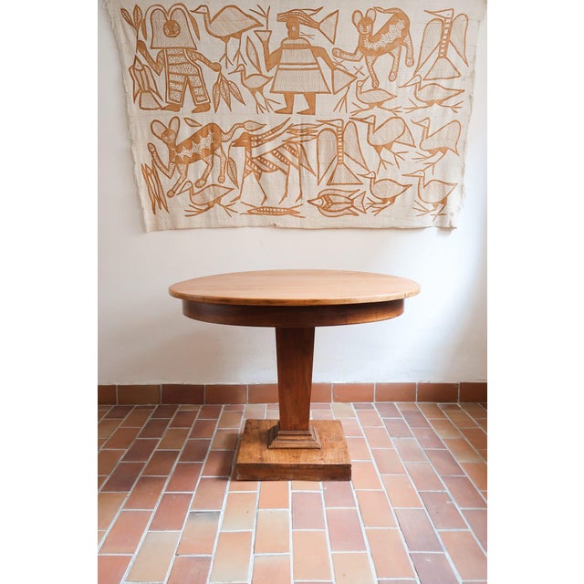 A French Art Deco pedestal table in ash, made in the 1930s. The circular top has a softly rounded edge and rests on a...