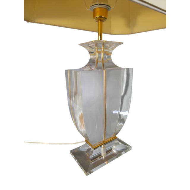 An elegant vintage table lamp from the 1970s in the Hollywood Regency style. The urn-shaped lamp body is made of high-...