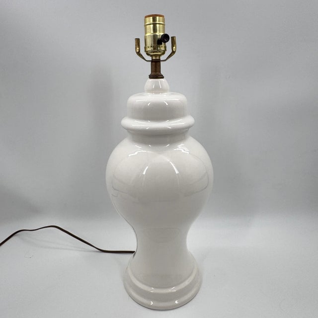 Vintage White Ceramic Ginger Jar Table Lamp – Mid-Century Classic – 20" Tall – Leviton Socket For Sale - Image 11 of 12