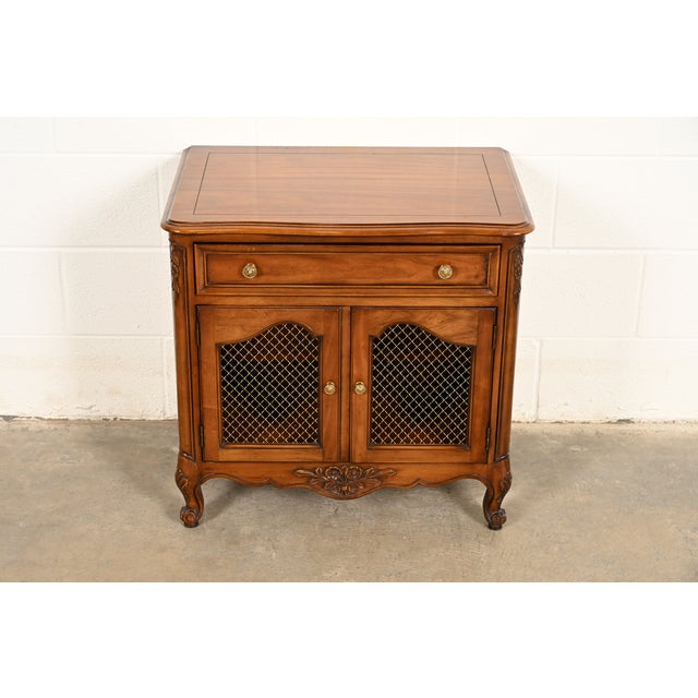 A gorgeous French Provincial Louis XV style nightstand or side table By Kindel Furniture USA, Circa 1960s Stunning carved...