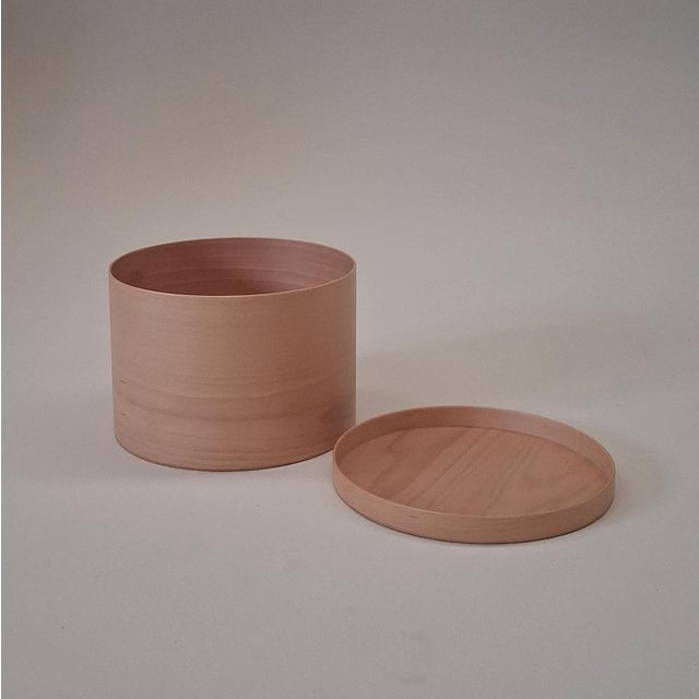 Round wooden boxes with lids made of curved beech wood with a natural water-based varnish. Natural choices, soft lines,...