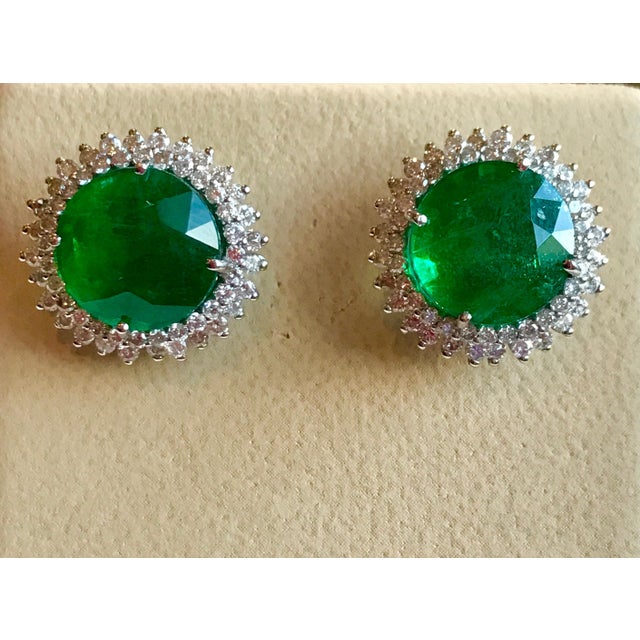 Contemporary 11 Carat Round Emerald and Diamond Stud Earrings 14 Karat White Gold For Sale - Image 3 of 18