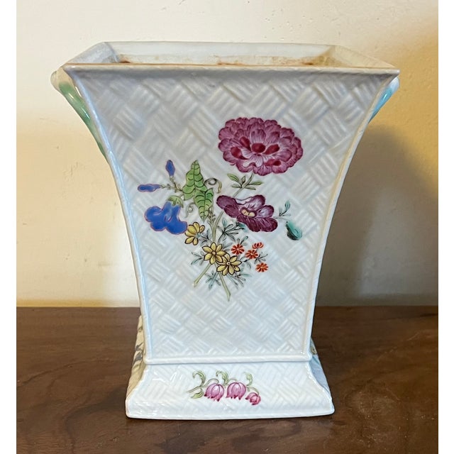 Antique 18th Century Chinese Export Porcelain Bulb Pot or Cachepot Vase in Famille Rose Glaze Circa 1790 For Sale - Image 9 of 13