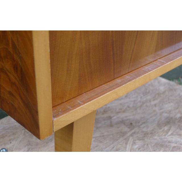 Mid-Century Chest of Drawers in Walnut and Maple with Brass Handles, 1950s For Sale - Image 10 of 17
