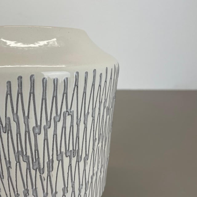 Vintage White Zig Zag Fat Lava Ceramic Vase from Ilkra Ceramics, 1970s For Sale - Image 6 of 18