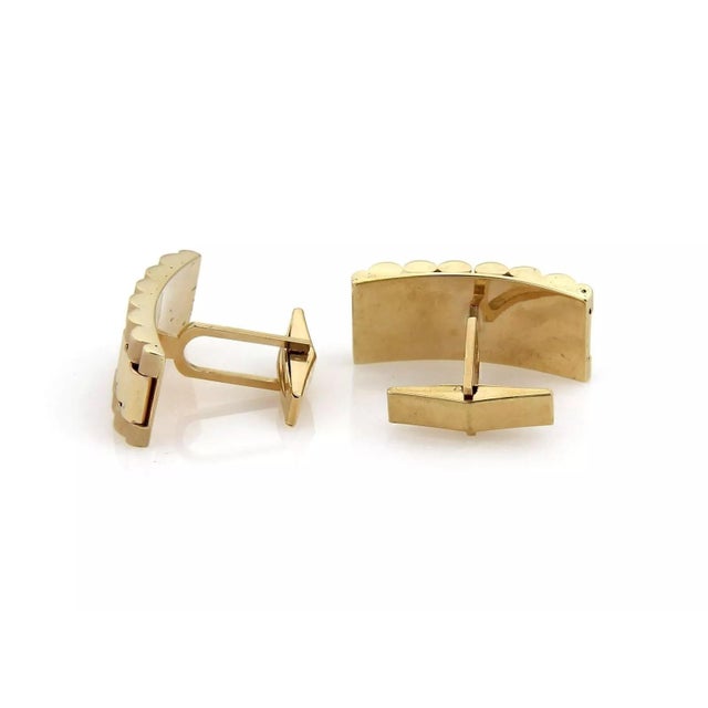 This is a handsome pair of cufflinks, well crafted from solid 18k yellow gold with a matte and polished finish. The links...