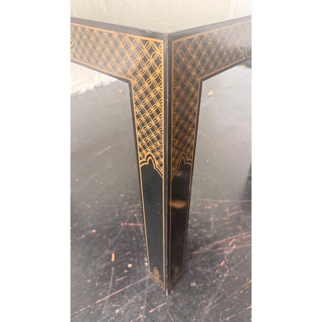 1980s Drexel Heritage Chinoiserie Parsons Side Tables, Pair – Lacquered With Gilt Asian Motif Inlay For Sale - Image 13 of 14