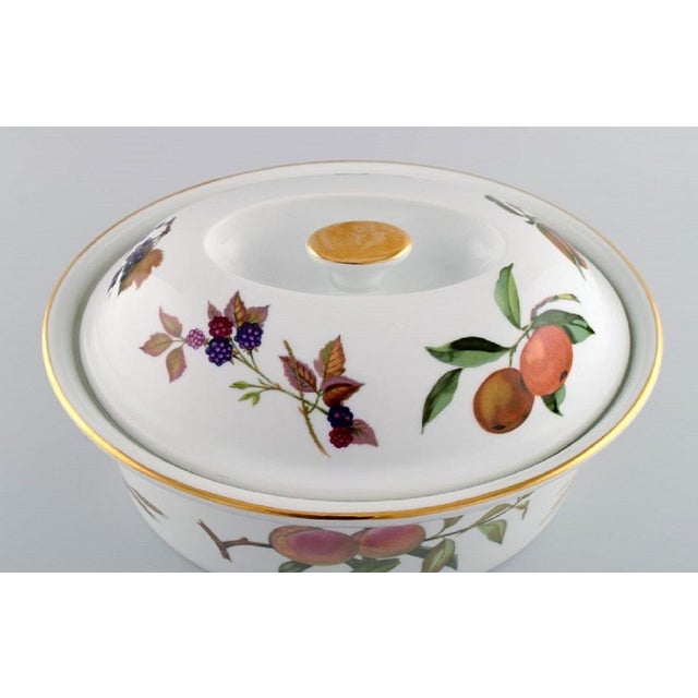 English Large Evesham Lidded Tureen in Porcelain from Royal Worcester, 1980s For Sale - Image 6 of 9