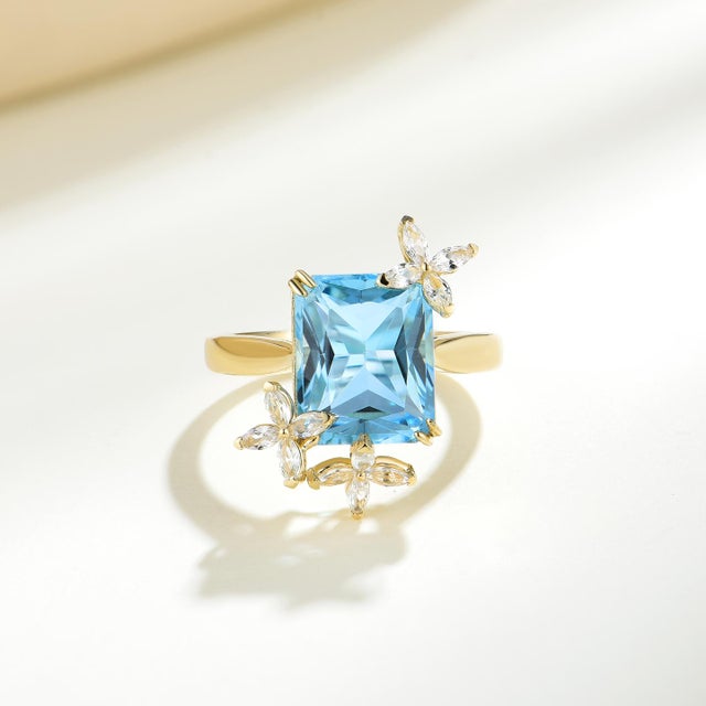 Contemporary Kai Blue Topaz Sapphire Butterfly Cocktail Ring in 14k Yellow Gold Ring, Size 6 For Sale - Image 3 of 5