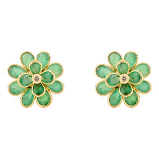 Summer Floral Emerald Stud Earrings in 18k Gold- 2 Pieces For Sale