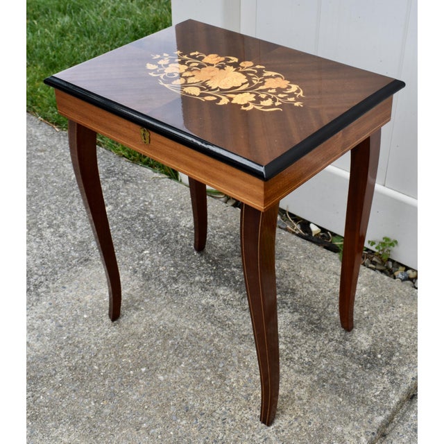 VTG.Sorrento Italian Inlaid Wood Music Box Table Jewelry Sewing Side Table For Sale In Philadelphia - Image 6 of 17