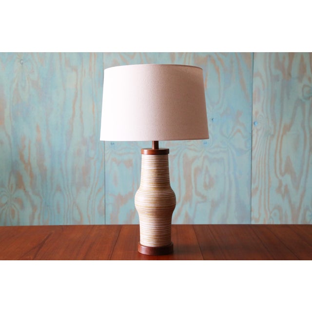 A highly collectable 1960s lamp designed by Jane and Gordon Martz of Marshall Studios in Veedersburg Indiana. These lamps...