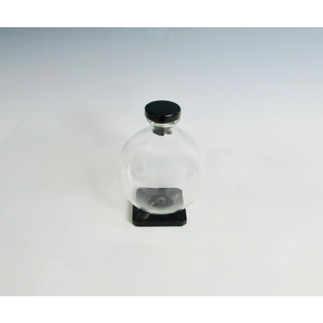 1930s 1930s Art Deco Era Clear Glass Ball Decanter With Onyx Glass Base and Stopper For Sale - Image 5 of 12