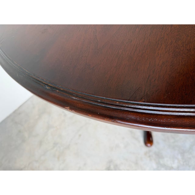Vintage Queen Anne Style Mahogany Round Pedestal Occasional / Dining Table For Sale - Image 14 of 18