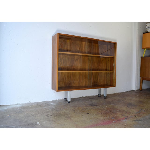 Metal Display Bookcase in Walnut, 1960s For Sale - Image 7 of 7