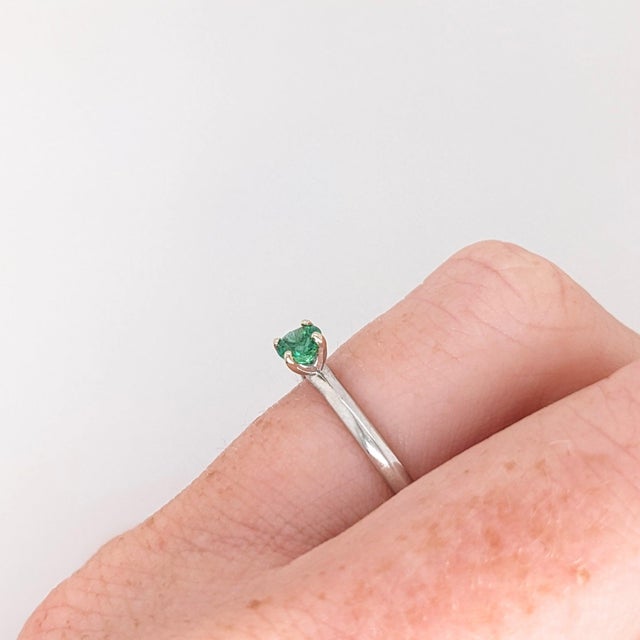 Modern Emerald Solitaire Ring: Solid 14k White Gold, Round 4mm - Fine Jewelry, Size 6.75 For Sale - Image 3 of 7