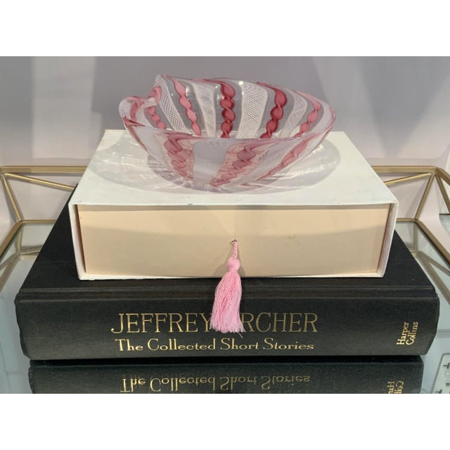 Hollywood Regency Murano Fratelli Toso Venetian Pink and White Ribbon Bowl For Sale - Image 3 of 9