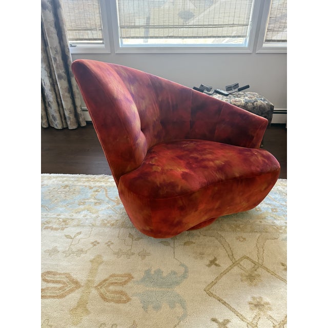 Vladimir Kagan 1980s Pair of Vladamir Kagan Nautilus Style Mid-Century Swivel Chairs in Unique Fabric For Sale - Image 4 of 6