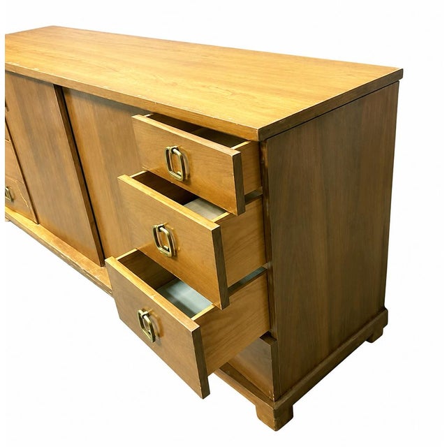 Mid-Century Modern John Widdicomb Mid-Century Modern Credenza / Sideboard For Sale - Image 3 of 6