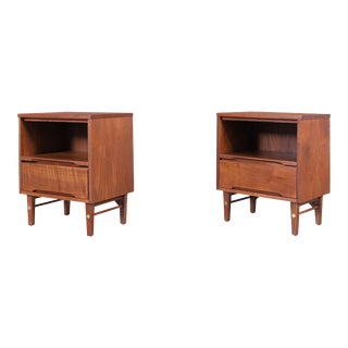 1950s Pair Mid-Century Modern Walnut Nightstands by Stanley For Sale