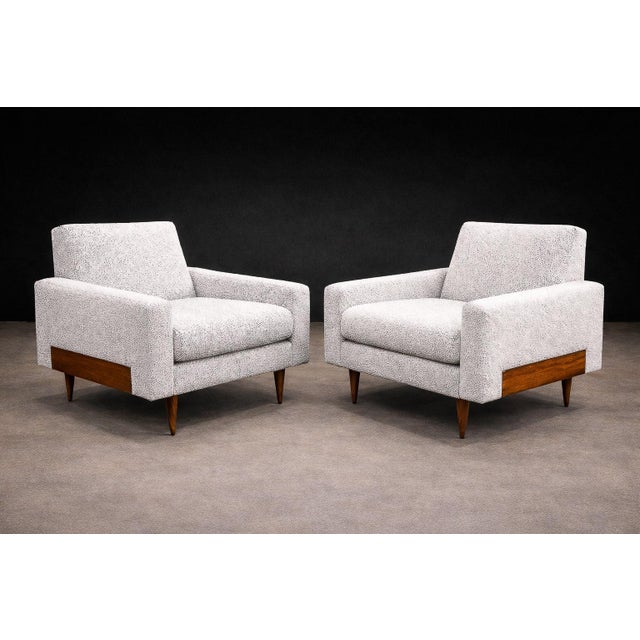1960s Pair of Brazilian Modern Armchairs in Caviuna & Light Gray Sherpa, Brazil, 1960s For Sale - Image 5 of 14