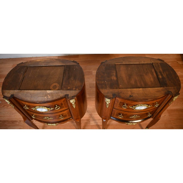 1890s Antique French Louis XV Walnut Marble Top Pair Nightstands Bedside Tables For Sale - Image 17 of 18