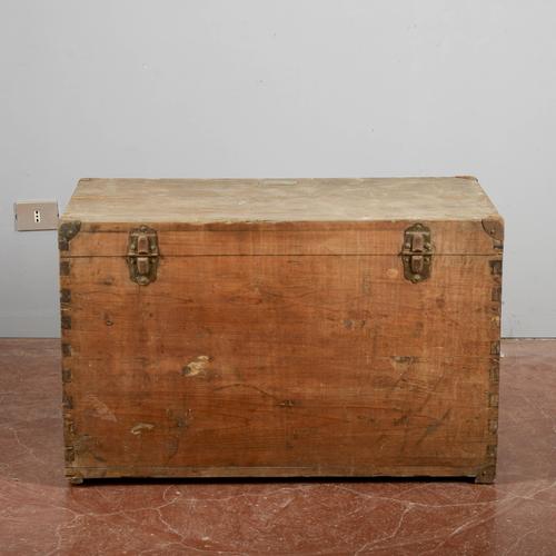 Rectangular Trunk in Wood and Metal For Sale - Image 3 of 18