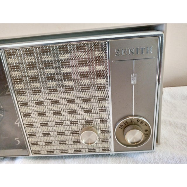 Vintage 1950's Zenith Tube Clock Radio 5n02 For Sale In Saint Louis - Image 6 of 7