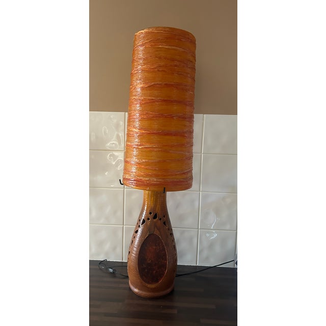 Important lamp from the Accolay workshops, circa 1960, with double lighting and a rope and resin lampshade. Terracotta...