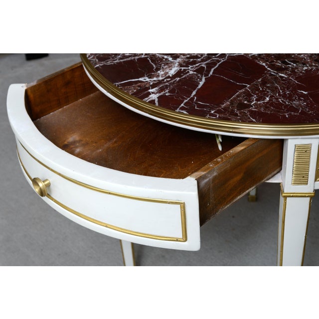 1960s Neoclassical Style White & Gold Guéridon Accent Table – Light Brown Marble For Sale - Image 5 of 14
