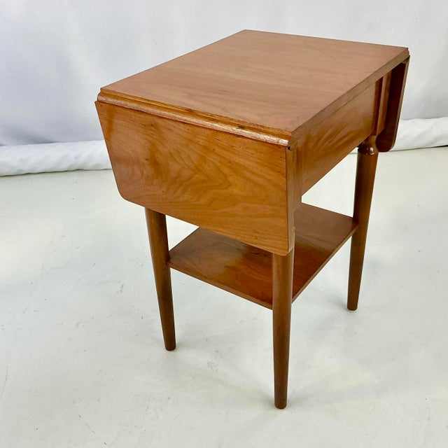 1970s Vintage Americana Federal Traditional Teak Drop Leaf Side Table For Sale - Image 11 of 17