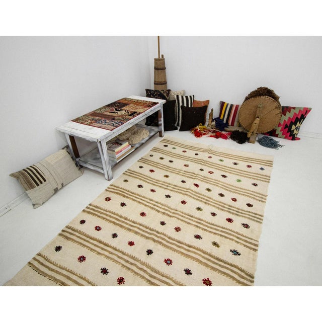 Turkish Embroidered Hemp Kilim Rug-4′5″ × 7′10″ For Sale In Los Angeles - Image 6 of 7